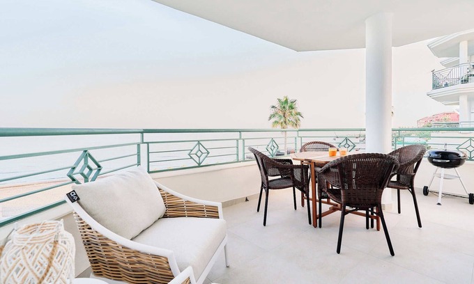 Torrox Costa Apartamento | Apartamento 'First Line Oasis Td05' con vistas al mar, Wi-Fi y aire acondicionado