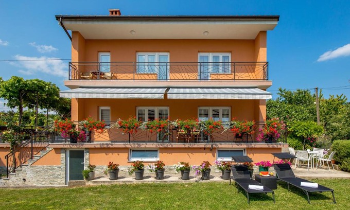 Cikovici Apartamento | Apartment Flowers