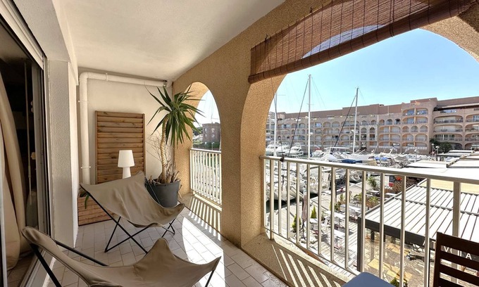 Toulon - Hyeres Apartamento | Apartment for 4 people facing the harbor in Hyères