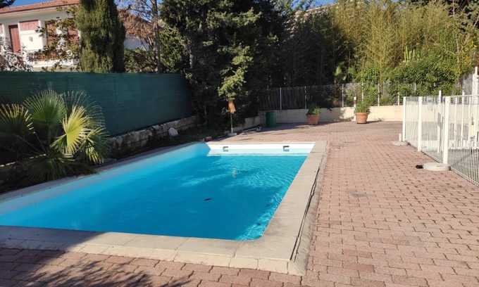Fabron Apartamento | Apartamento para 4 personas, piscina a 500 metros del mar.