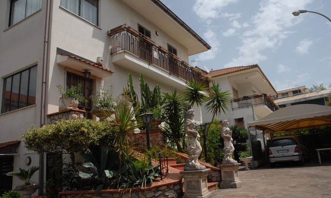 Gianola Apartamento | Apartamento para 5p, planta baja de 45m2 con cubierta. Asientos 1 plaza de parking.
