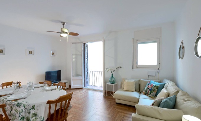 Arenys de Mar Apartamento | Apartamento para 8 personas a 2 minutos a pie de la playa y la estacion de tren en arenys de mar