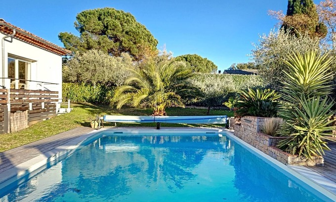 La Garde-Freinet Apartamento | Apartment for 4 people with garden and pool, located in the heart of the Massif des Maures