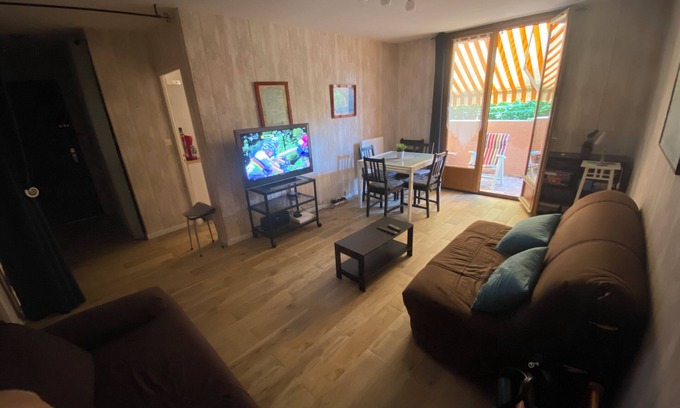 Saint-Mandrier-sur-Mer Apartamento | Apartamento de 55m2, playa a 80m y pinar, terraza, 1 habitación, cocina independiente.