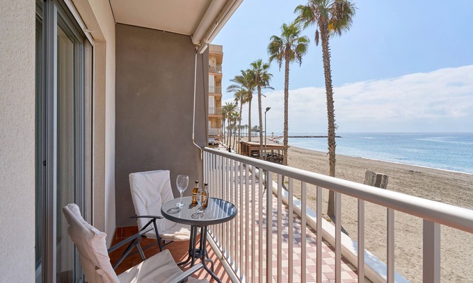 Torrenueva Apartamento | Apartment 'Frente Al Mar Y A Pie De Playa' with Balcony, Wi-Fi and Air Conditioning