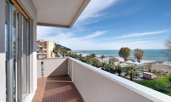 Marina di Andora Apartamento | Apartamento 'Fronte Mare - Marina Di Andora' con balcón, Wi-Fi y aire acondicionado