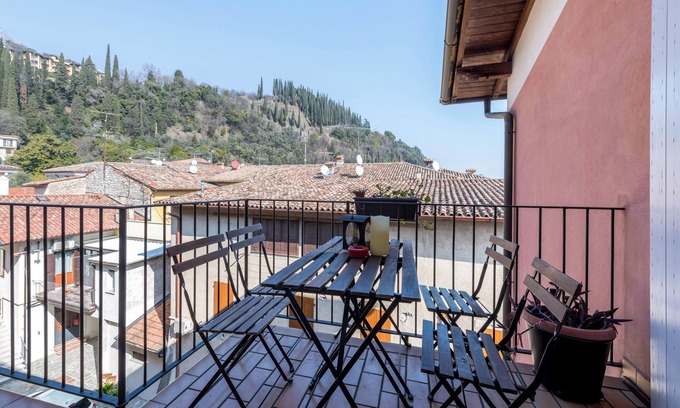 Toscolano Maderno Apartamento | Apartment Garda Friends Mondrian with Lake Views, Garden & Wi-Fi
