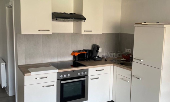 Eschelbronn Apartamento | Apartamento 'Geräumige Ferienwohnung Eschelbronn' con balcón y Wi-Fi