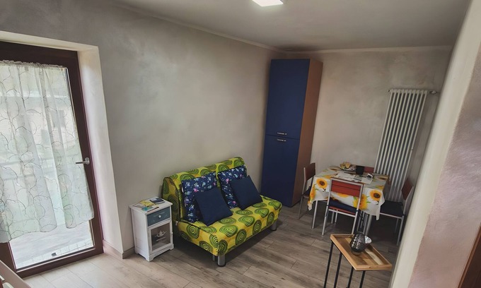 Cino Apartamento | Apartamento 'Girasole' con vistas a la montaña, jardín privado y Wi-Fi