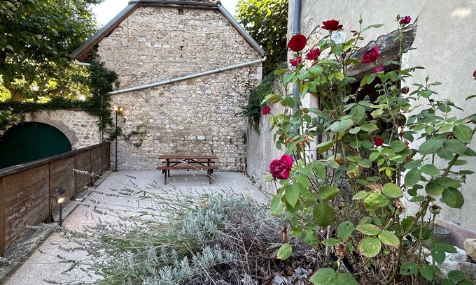 Talissieu Apartamento | Apartamento 'Gite Au Pied Du Grand Colombier' con terraza privada y Wi-Fi