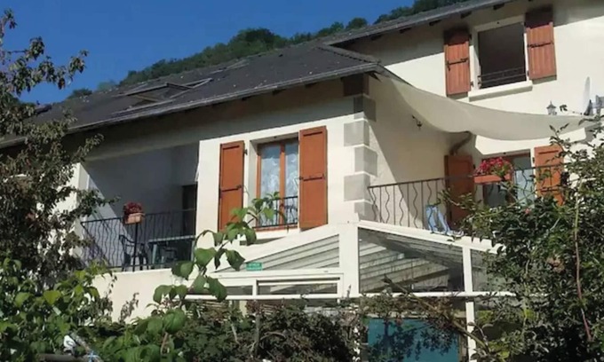 Lascelle Apartamento | Apartment 'Gîte Bassin D'aurillac, Cantal' with Lake View, Private Terrace and Balcony