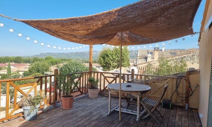 Mallemort Apartamento | Apartamento 'Gîte Durance' con vistas a la montaña, Wi-Fi y aire acondicionado