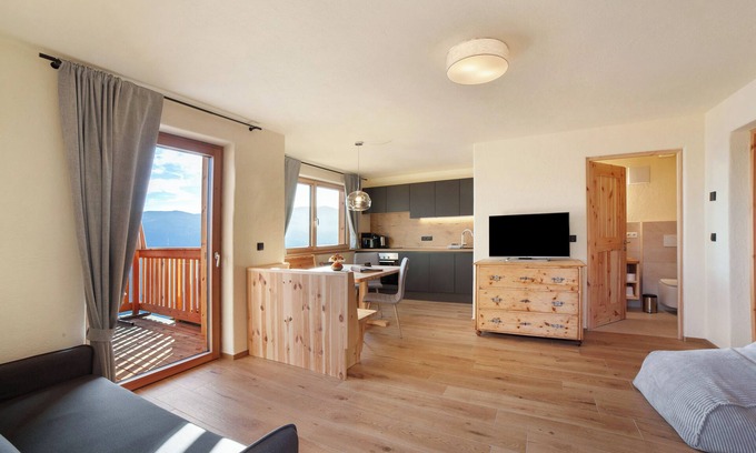 Lagundo Apartamento | Apartamento 'Grillentol Hauserhof' con vistas a la montaña, jardín compartido y Wi-Fi