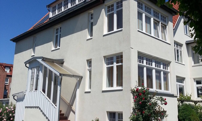 Alt-Travemunde/Ronnau Apartamento | Apartamento 'Haus Übersee Wohnung Samoa' con jardín compartido y Wi-Fi