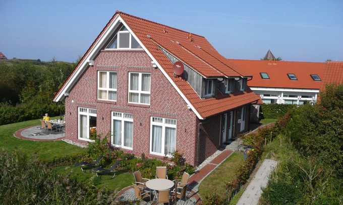 Spiekeroog Apartamento | Apartamento 'Haus Admiral - Fewo Südwind' con vistas al mar, terraza privada y Wi-Fi