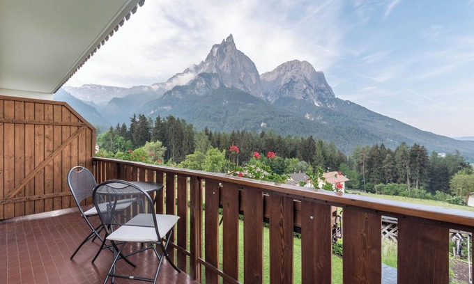 Castelrotto Apartamento | Apartamento "Haus Lohengrin - Ferienwohnung 1" con vistas a la montaña