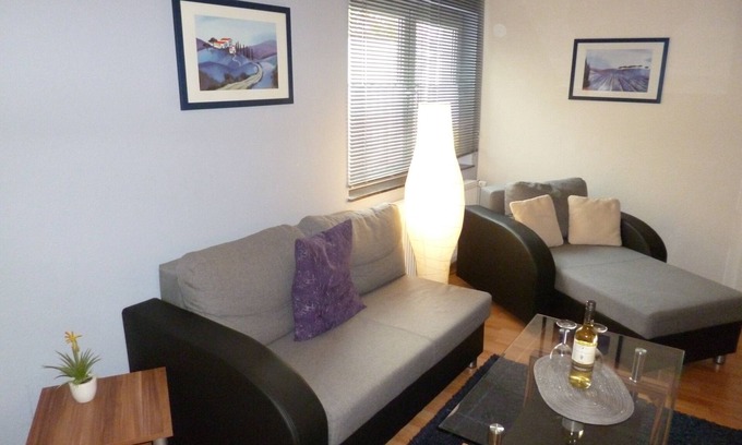 Metternich Apartamento | Apartamento 'Haus Uni Koblenz Wohnung 2' con terraza compartida y Wi-Fi