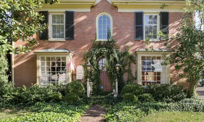 Chevy Chase Casa | Apartment Haven above Lexington’s Specialty Coffeeshop. Best location to be!