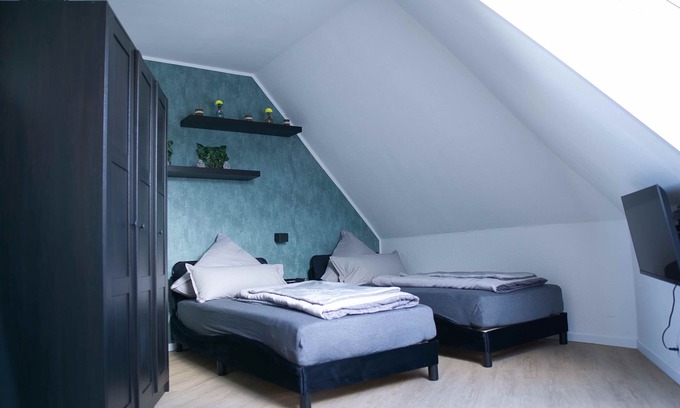 Schneverdingen Apartamento | Apartamento 'Heide West' con balcón y Wi-Fi