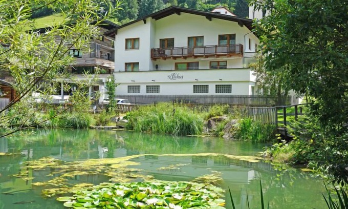 See Apartamento | Apartamento Hirsch by Interhome