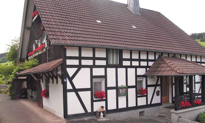 Attendorn Apartamento | Apartamento 'Hirtenhaus' con terraza compartida y Wi-Fi