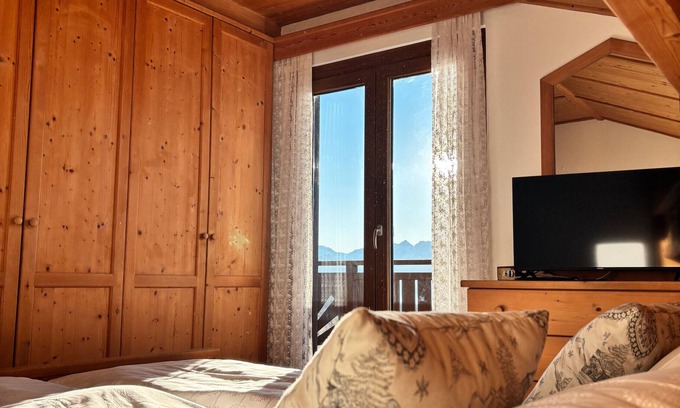 Fondo Apartamento | Apartment 'Holzsuite' with Mountain View, Balcony and Wi-Fi