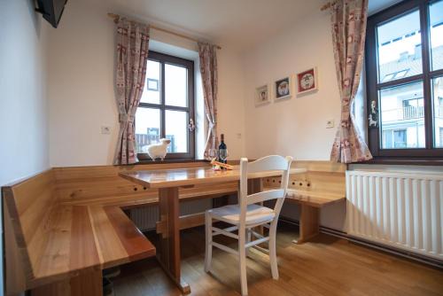 Kranjska Gora Apartamento | Apartment Hribovc with atrium and free parking