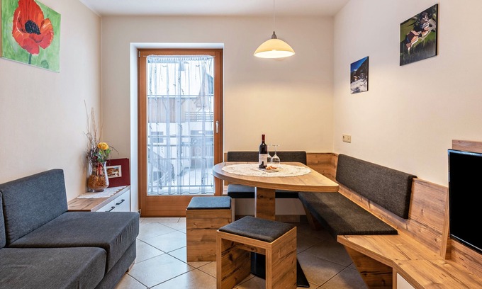 Pennes Apartamento | Apartamento "Huterhof Wiesengrund 1" con vistas a la montaña, balcón y Wi-Fi