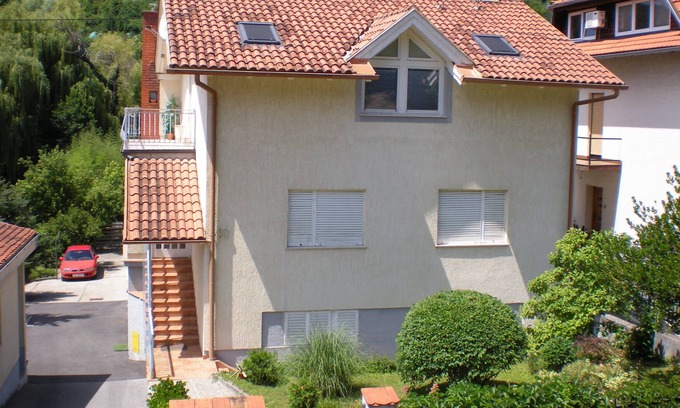 Zagreb Apartamento | Apartamento I para vacaciones rodeado de jardín (WI-FI GRATUITO Y APARCAMIENTO GRATUITO)