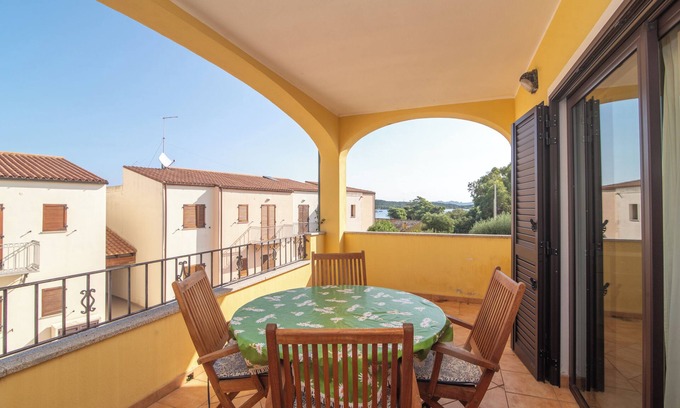 Porto Pozzo Apartamento | Apartamento 'I Mirti 2' con terraza privada, jardín compartido y aire acondicionado.