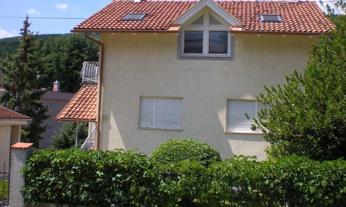 Zagreb Casa | Apartamento II para vacaciones rodeado de jardín (WI-FI GRATUITO Y APARCAMIENTO GRATUITO)