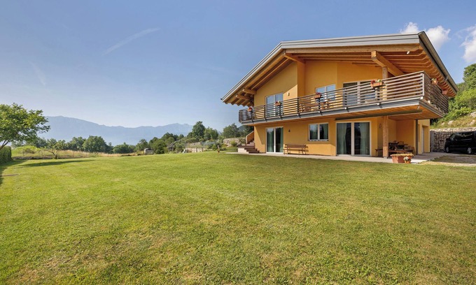 Trambileno Apartamento | Apartamento 'Il Biancospino' con vistas a la montaña, jardín privado y Wi-Fi