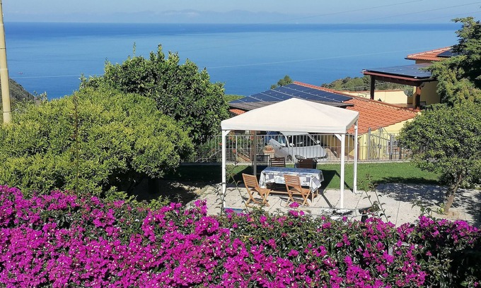 Patresi Casa | Apartamento "Il Mirto" con jardín mediterráneo y vistas al mar