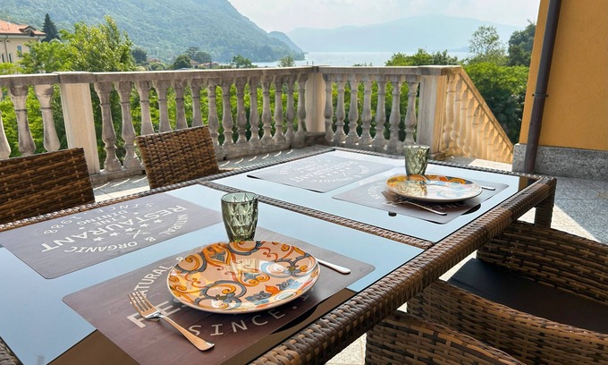 Castello Apartamento | Apartamento "Il Sole Di Calde Lago Maggiore 504" con vistas al lago, balcón y Wi-Fi