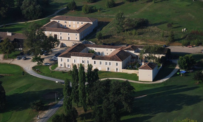 Barbaste Apartamento | Apartamento en el corazón de un campo de golf con piscina climatizada.