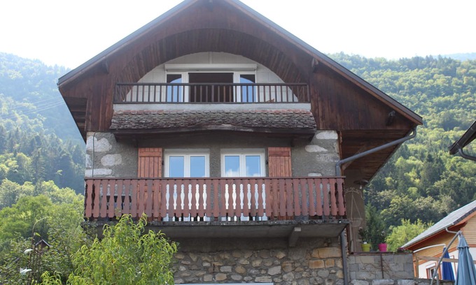 Lathuile Apartamento | Apartamento en casa con spa en un pueblo tranquilo.