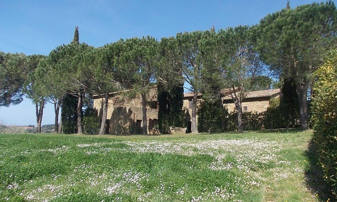 Casale Marittimo Casa | Apartamento en una casa de campo en las colinas con vistas al mar con un gran parque y piscina
