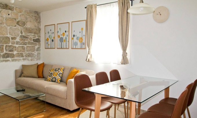 Borak Apartamento | Apartamento en una casa tradicional de piedra, en el centro histórico de Omis.