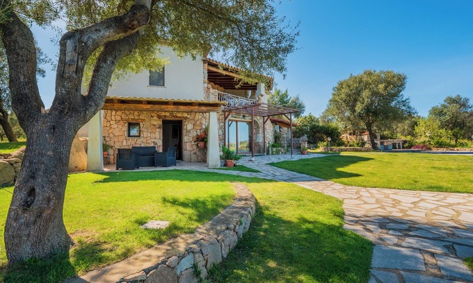 Arzachena Apartamento | Apartamento en una villa en el campo con vistas a la montaña y piscina compartida