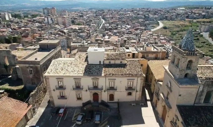 Francofonte Apartamento | Apartment in an 1800s building.