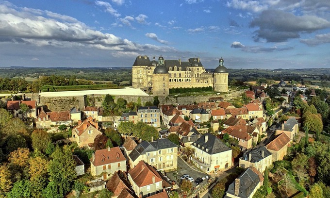 Hautefort Apartamento | Apartment in an 18th century building in the heart of the village of Hautefort.