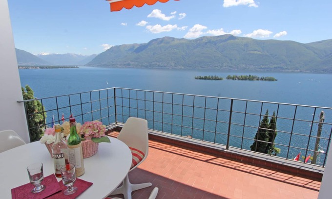 Porto Ronco Apartamento | Apartment in an elevated position with magnificent panoramic views of the Brissago Islands