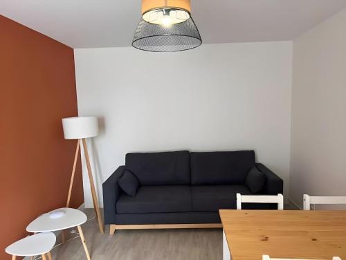 Ballon-Saint-Mars Apartamento | Apartment in Ballon near Le Mans Circuit