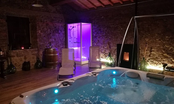 Vicchio Villa | Villa de campo con gran jardín rodeado de verdes cipreses toscanos