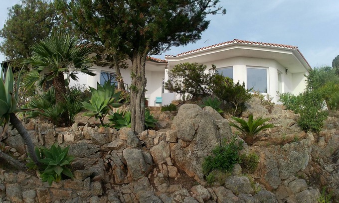 Villaggio Piras Apartamento | Apartamento en casa de la familia rodeado de vegetación