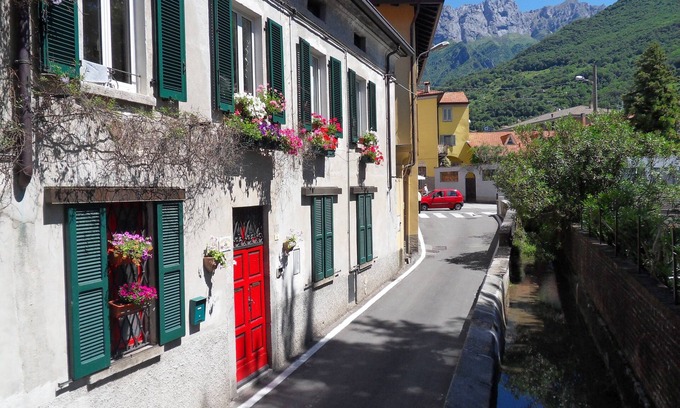 Mandello del Lario Apartamento | Apartamento en el centro de Mandello en la planta baja de una residencia histórica