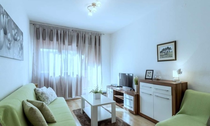 Kastel Novi Apartamento | Apartamento en Kaštel Novi con Terraza, Acondicionador, WIFI, Lavadora (5104-2)