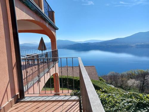 Oggebbio Apartamento | Apartment in Oggebbio with Lake Maggiore Views