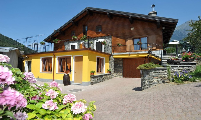 Montjovet Apartamento | Apartment in quiet house, surrounded by greenery, in the center of the Valley