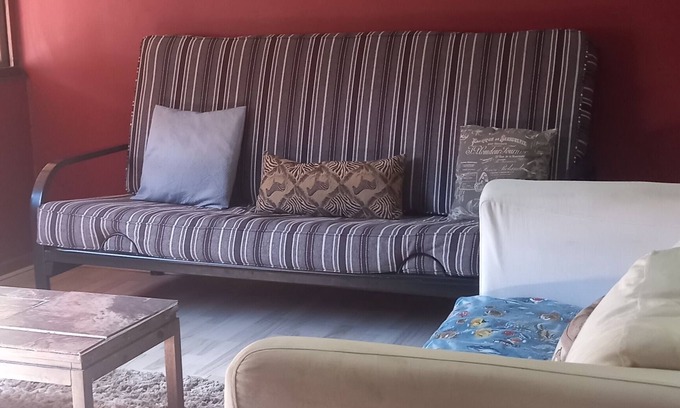 Ethekwini Apartamento | Apartment in quiet, leafy suburb-safe parking, own entrance-keys and gate remote